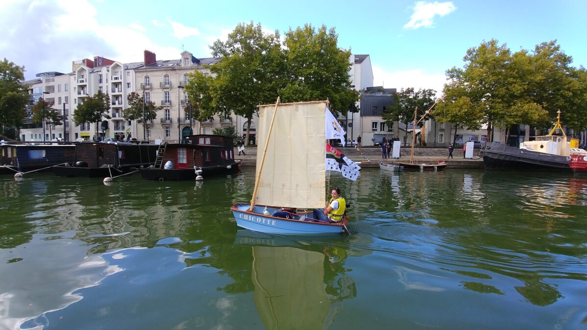 Petite barque à voile en navigation sur l'Erdre - île de Versailles / Nantes