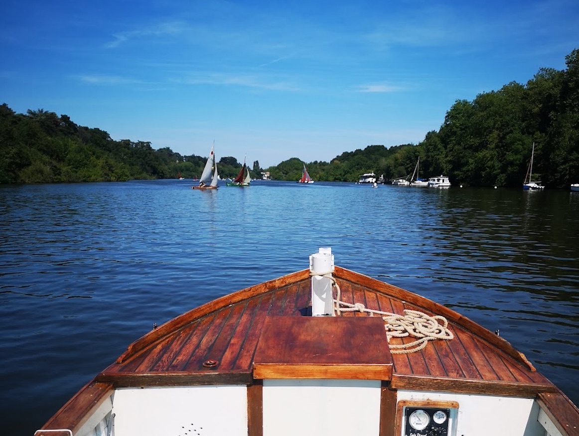 Canot en bois naviguant sur l'Erdre