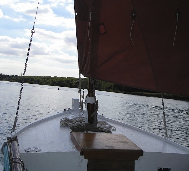 Canot en bois sous voile sur l'Erdre