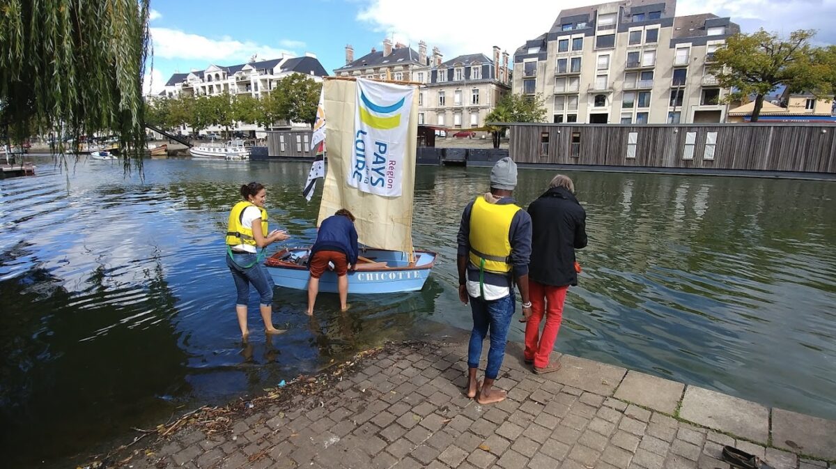 Mise à l'eau d'une barque à voile sur l'Erdre