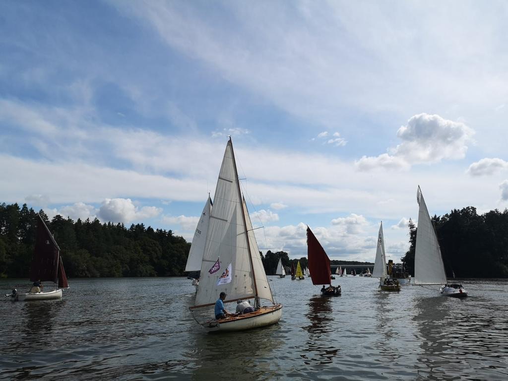 Voilier traditionnel en bois naviguant sur l'Erdre avec d'autres bateaux
