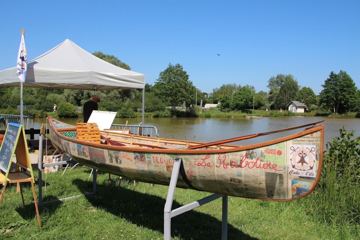 Canoe papier en exposition sur les bords de l'Erdre