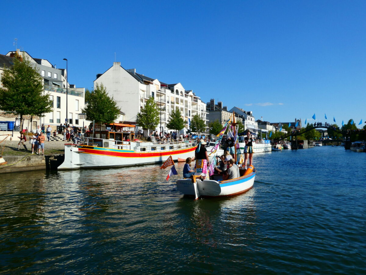Canot basse indrais en navigation de parade aux Rendez-vous de l'Erdre / Nantes