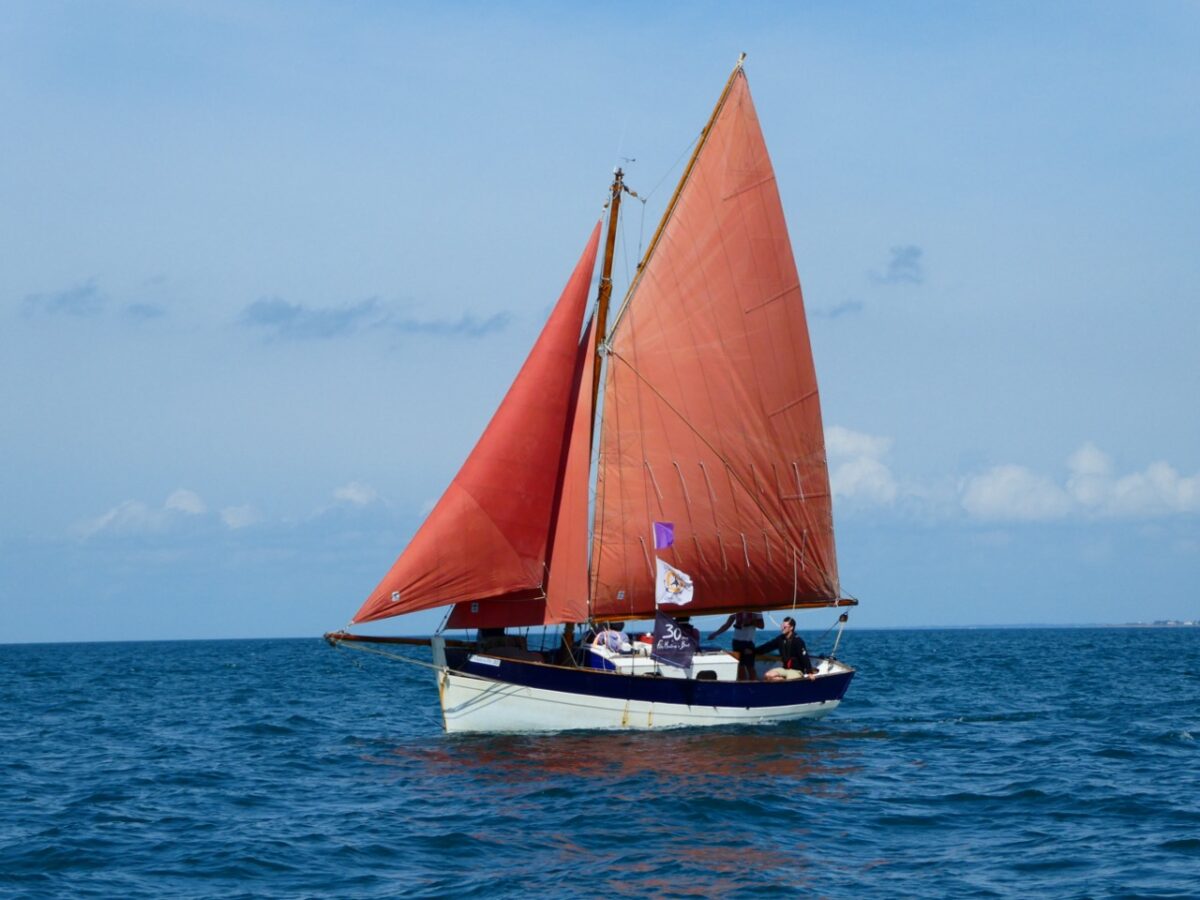 Bateau à voile traditionnel au large de Noirmoutiers