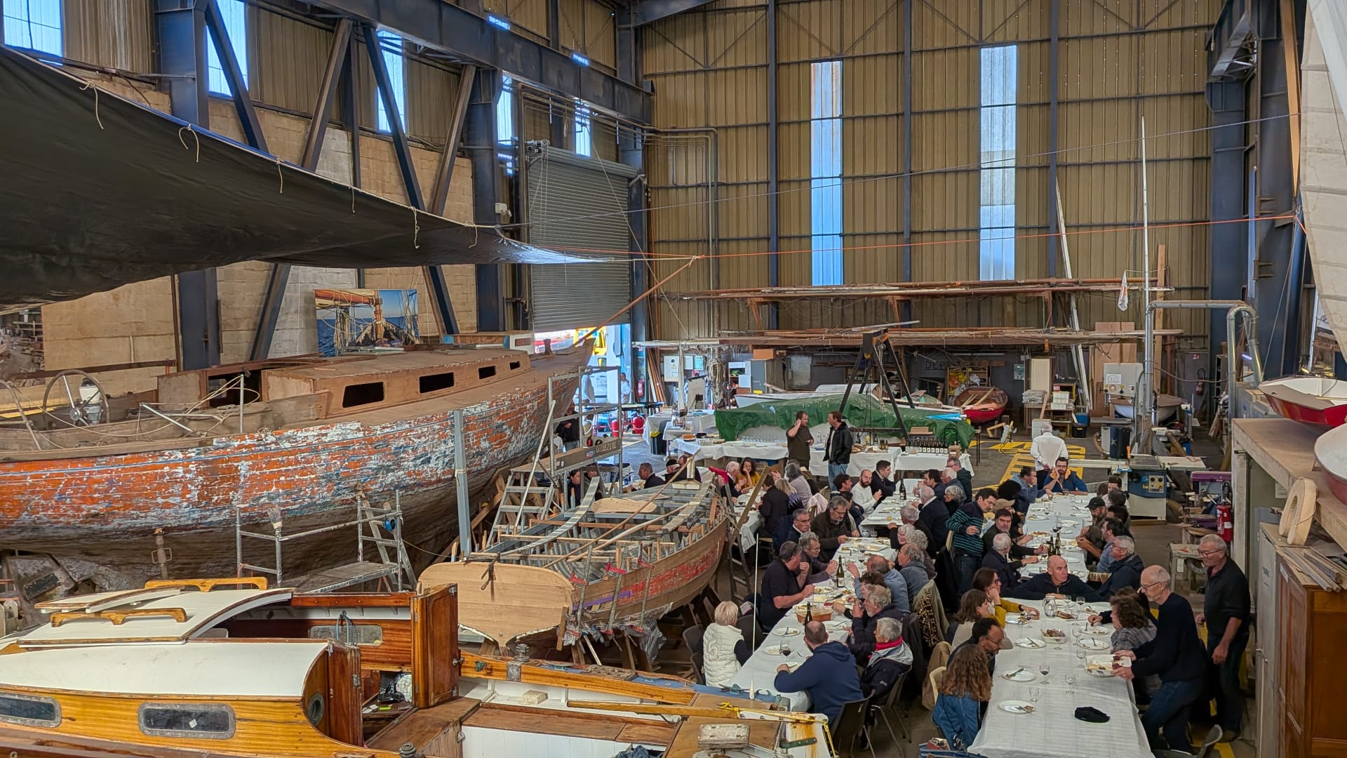 Hangar plein pour le repas des adhérents